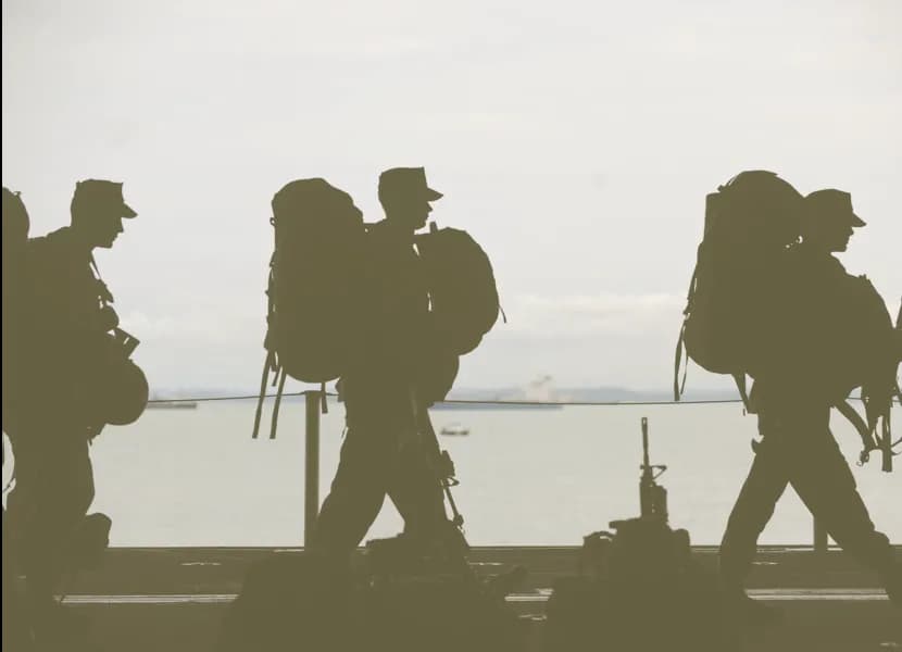 soldats embarquant pour une mission