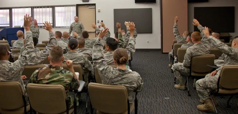 groupe de soldats dans une classe pour une formation