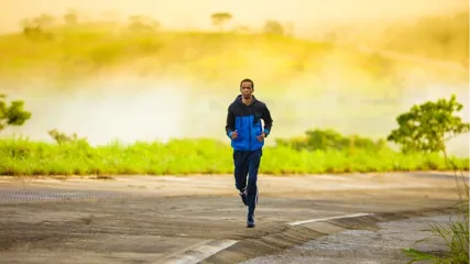 un homme s'entraîne sur la route.